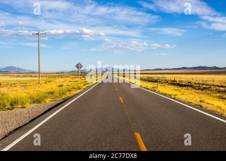 Lange, lange Straße in der Wüste von West-Utah. Nahe Skull Valley. Stockfoto