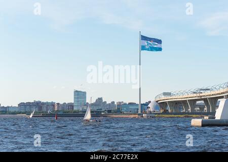Sankt Petersburg, Russland - 14. Juli 2020: Eine Flagge des Fußballvereins Zenit winkt gegen den blauen Himmel auf der Insel Krestowski. Stockfoto