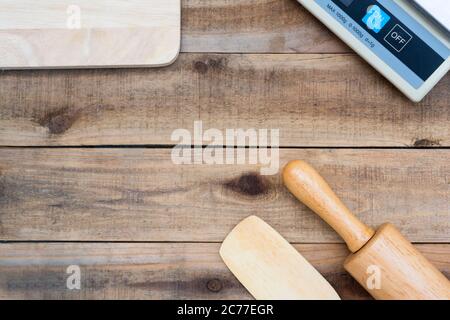 Holzbackgerät mit digitaler Waage auf Holztisch Stockfoto