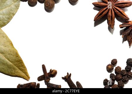Verschiedene Gewürze isoliert auf weißem Hintergrund. Zusammensetzung von verschiedenen Gewürzen zum Kochen. Platzieren Sie Ihren Text. Stockfoto
