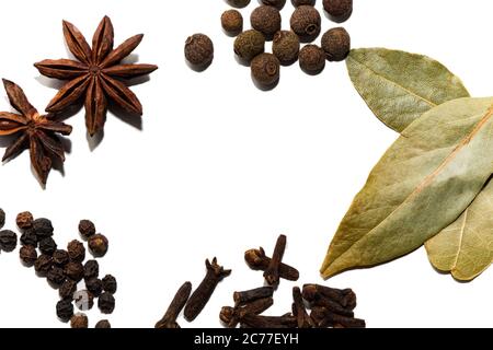 Verschiedene Gewürze isoliert auf weißem Hintergrund. Zusammensetzung von verschiedenen Gewürzen zum Kochen. Platzieren Sie Ihren Text. Stockfoto