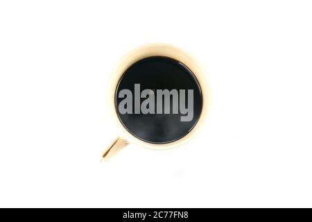 Draufsicht schwarze Kaffeetasse isoliert auf weißem Hintergrund. Nahaufnahme von oben betrachten Kaffee in Griff Tasse mit Kopierer Platz. Heißer schwarzer Kaffee mit Rauch. Stockfoto