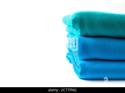 Nahaufnahme Half Stack Handtücher grün und blau auf weißem Hintergrund mit Kopierplatz. Stockfoto