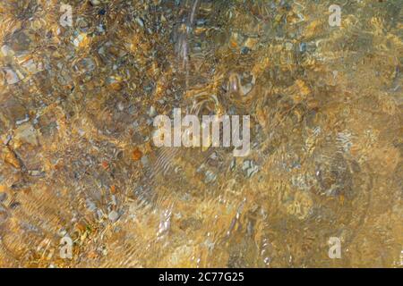 Draufsicht Welle mit Sand und kleinen Felsen Hintergrund. Mit Kopierplatz für Text oder Design. Stockfoto