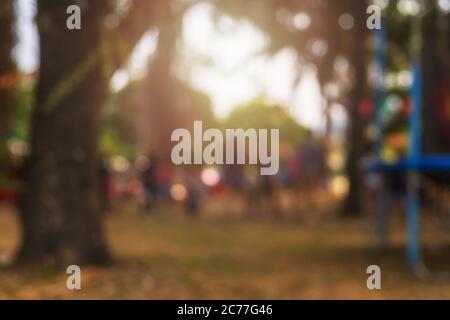 Verwischen Bild Menschen zu Fuß in den Park und Spielplatz mit Bokeh Hintergrund. Stockfoto