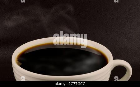 Nahaufnahme von schwarzem Kaffee in weißer Tasse Stockfoto