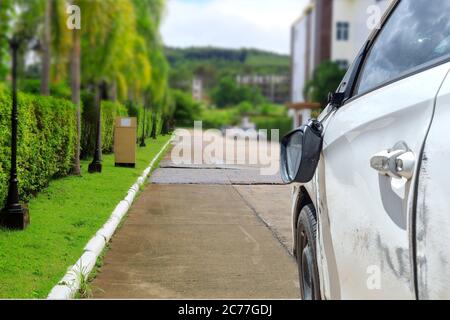 Autounfall an der Tür des Straßenwagens und Rückspiegel defekt. Stockfoto