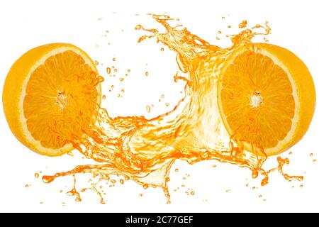 Orangensaft Spritzer mit 2 halb orange isoliert auf weißem Boden. Stockfoto
