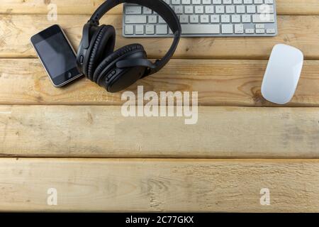 Kopfhörer, Keybord, Maus und Musik tragbar auf Holztisch mit Platz für Text oder Design. Stockfoto