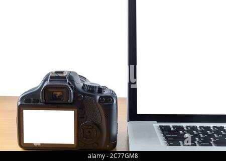 Laptop-Computer und Digitalkamera haben Bank schwarzen Bildschirm des Laptops und leeren Bildschirm der Rückseite Digitalkamera auf Holztisch isolieren auf weißem Hintergrund Stockfoto