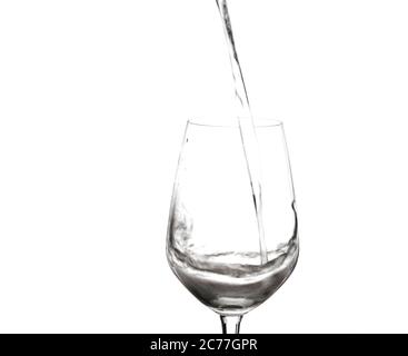 Wasser spritzt in Weinglas isoliert auf weiß Stockfoto