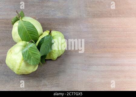 Frische Guava Früchte auf Holztisch mit Platz für Text oder Design. Stockfoto