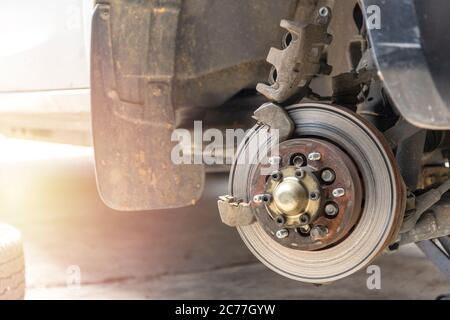 Scheibenbremse vorne am Fahrzeug mit Bremssattel Prozess des Neureifens Stockfoto