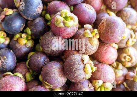 Nahaufnahme Königin der Früchte Gruppe Mangostan Hintergrund, Mangostan in einem Tablett mit Sonne-Licht-Effekt Stockfoto