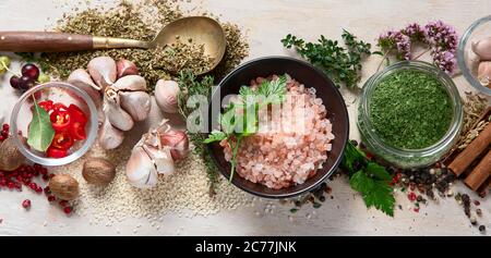 Verschiedene Kräuter und Gewürze. Draufsicht, flach liegend Stockfoto