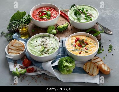 Set von Gemüsesuppen. Brokkoli, grüne Erbsen, Kürbis, Tomaten, Pilzsuppe. Vegane und vegetarische Essen reich an Vitaminen und Antioxidantien. Gesundheit Stockfoto