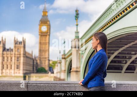London Business Wonan City Lifestyle junge Geschäftsfrau Blick auf das Parlament Big Ben Uhrenturm, Großbritannien. Europa Reise Sommerziel Stockfoto