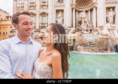 Rom Paar auf romantische Datum von Trevi-Brunnen in Roma, Italien. Romantische Luxus Flitterwochen Europa Kreuzfahrt Reise Touristen Liebhaber Reisen in europa Stockfoto