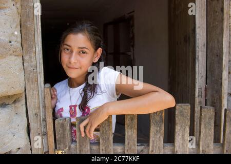 Schöne junge Mädchen in ländlichen Haus in Honduras mit einem friedlichen Lächeln. Stockfoto