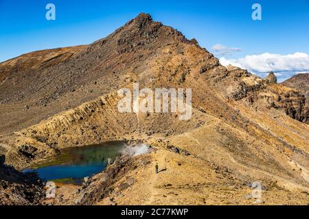 Neuseeland Tongariro Alpine Crossing National Park. Tramper Wanderer Mann zu Fuß auf berühmten Ziel in Neuseeland. Beliebte touristische Wanderung Wandern Held Stockfoto