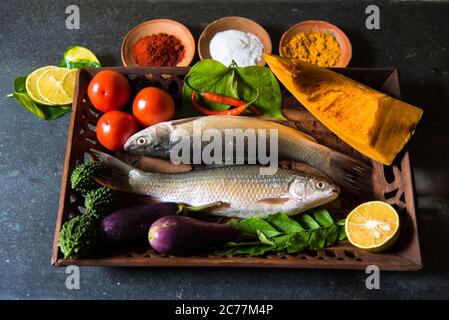 Darstellung von Fisch und Gemüse mit selektivem Fokus auf einen bestimmten Teil des Fisches, mit Rest des Fisches, Gemüse und andere Gewürze BL Stockfoto