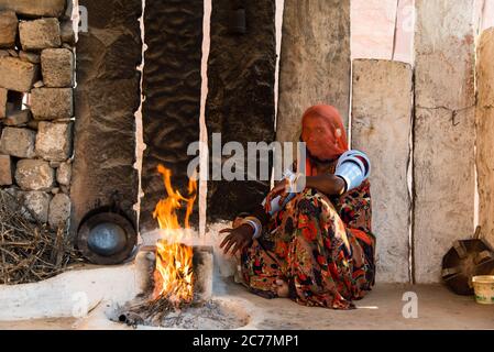 Eine junge indische Frau in ihrem Haus in einem Dorf. Stockfoto