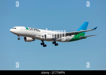 Level (OpenSkies) Airbus A330-202 (F-HLVL) bei Ankunft zur Wartung bei Lufthansa Technik Malta. Stockfoto