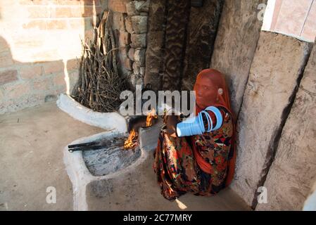 Eine Frau in ihrem Haus in einem Dorf mit selektivem Fokus. Stockfoto
