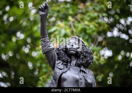 Eine schwarze Statue aus Harz und Stahl mit dem Titel A Surge of Power (jen Reid) 2020 von Marc Quinn wird auf dem leeren Edward Colston Sockel im Stadtzentrum von Bristol aufgestellt. Stockfoto