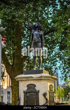 Eine schwarze Statue aus Harz und Stahl mit dem Titel A Surge of Power (jen Reid) 2020 von Marc Quinn wird auf dem leeren Edward Colston Sockel im Stadtzentrum von Bristol aufgestellt. Stockfoto