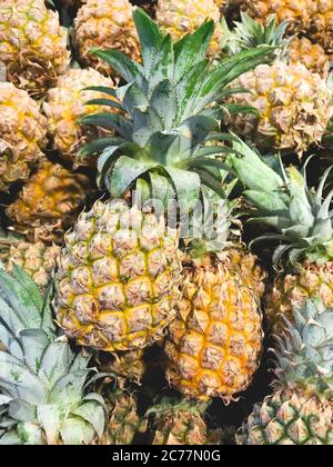 Geschlossener Haufen Ananas im bequemen Laden. Stockfoto