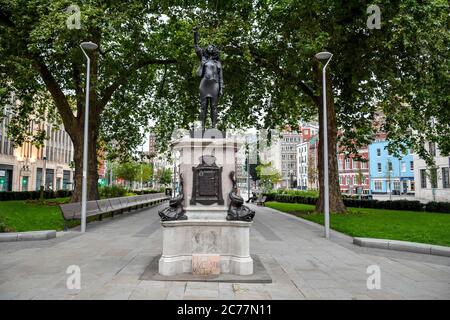 Eine schwarze Statue aus Harz und Stahl mit dem Titel A Surge of Power (jen Reid) 2020 von Marc Quinn wird auf dem leeren Edward Colston Sockel im Stadtzentrum von Bristol aufgestellt. Stockfoto