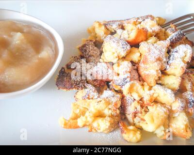 kaiserschmarrn mit Apfelsauce und Gießzucker Stockfoto