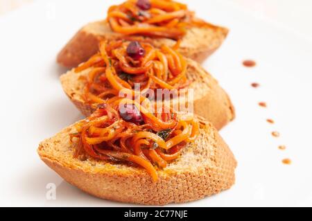 Ein weißer Teller voller Bolognese Pasta, mit etwas Tomatensauce, Nahaufnahme Bild Stockfoto