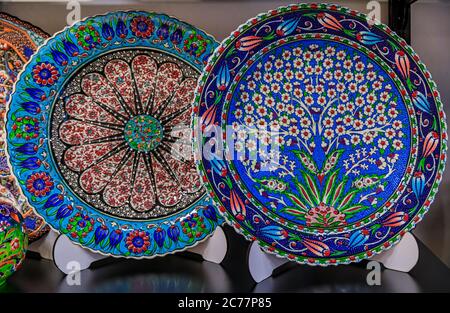 Traditionelle montenegrinische Hand bemalte dekorative Teller mit einem Blumenmuster zum Verkauf in einem Souvenirshop in Kotor Altstadt in Montenegro Stockfoto