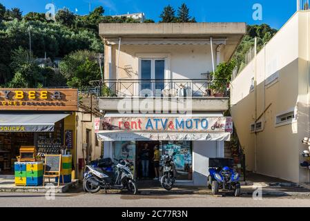 Katakolo, Griechenland - 11. November 2019: Mieten Sie ATV & Moto Shop (All-Terrain Vehicle) im Hafen von Katakolo an der griechischen Küste und dient als Tor Stockfoto