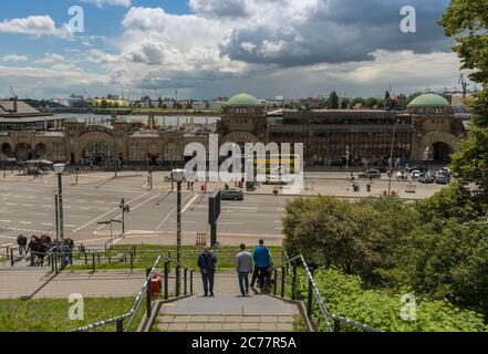 Blick auf die berühmten Hamburger Landungsbrücken mit Hafen, St. Pauli, Hamburg, Deutschland Stockfoto