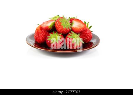 Erdbeerplatte isoliert auf weißem Hintergrund. Rote saftige belgische Bio-Erdbeeren. Stockfoto