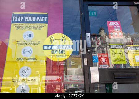 Ladbrokes Fenster Coronavirus Sicherheitsschild - London Großbritannien Stockfoto