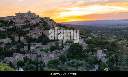 Goult in der Provence, schönes Dorf auf dem Berg thront Stockfoto