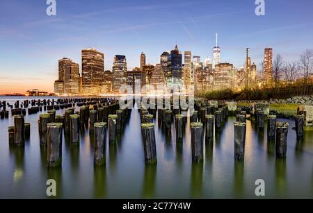 Sonnenuntergang über Downtown Manhattan, New York Stockfoto