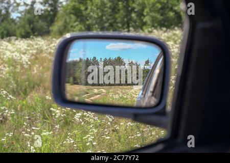 Schmutz Straße Reflexion im Auto-Spiegel Stockfoto