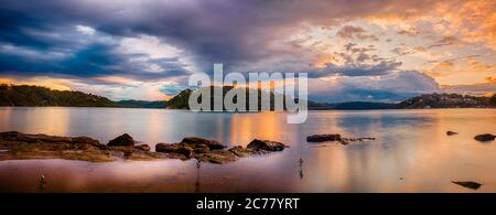 Sonnenuntergangslandschaft vom Eaglehead Rock im Royal National Park Stockfoto