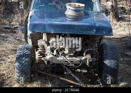 Alte gebrochene blaue SUV-Auto, Motorteile und Getriebe Details Stockfoto