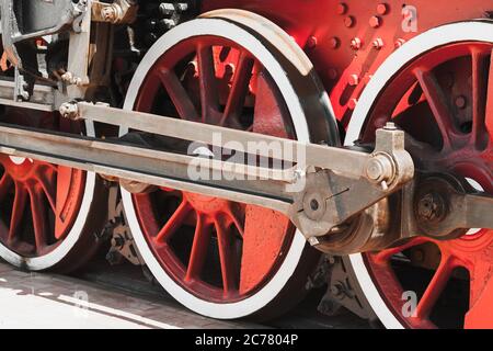 Rote Räder von Vintage Dampflokomotive mit Kraftteilen, Nahaufnahme Stockfoto