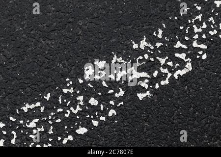 Weiße grungy Trennlinie auf dunklem Asphalt, Autobahn Straßenmarkierung. Abstrakte Transport Hintergrundstruktur Stockfoto