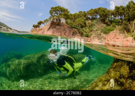 Split Level Bild von Taucher auf Hausriff in Tamariu, Costa Brava, Spanien, Mittelmeer, MR Stockfoto