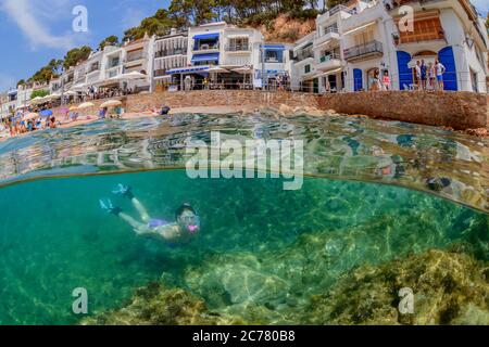 Split Level Bild von Taucher auf Hausriff in Tamariu, Costa Brava, Spanien, Mittelmeer, MR Stockfoto