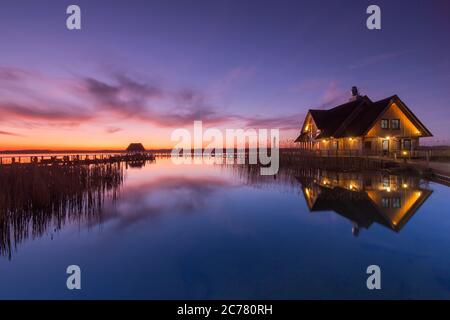 Fischerhaus am Hemmelsdorfer See im Frühjahr bei Sonnenaufgang. Schleswig-Holstein, Deutschland Stockfoto