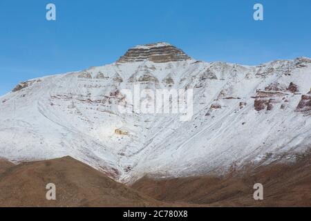 Der verschneite Berg Pyramiden, Billefjord, Spitzbergen, Norwegen Stockfoto